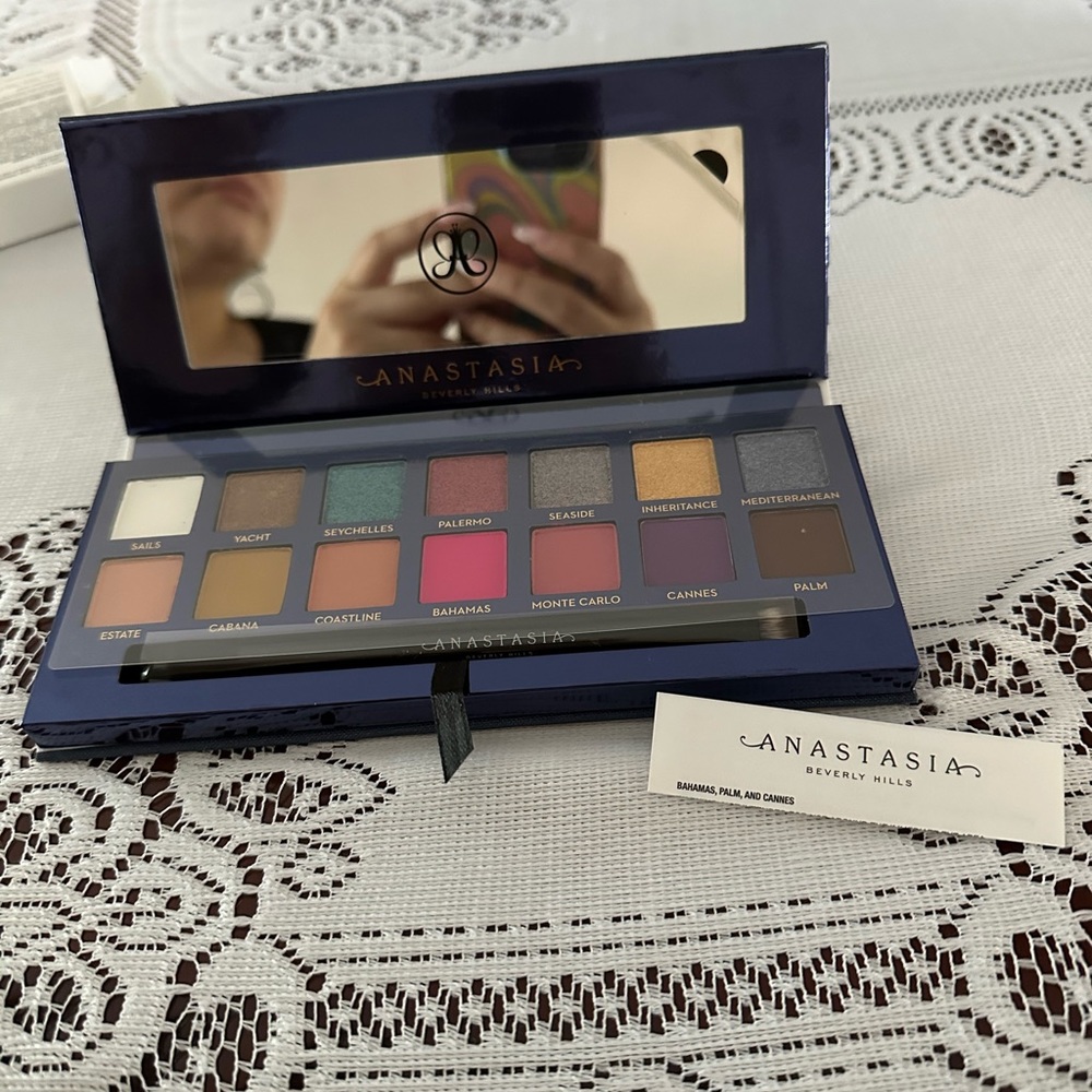 Anastasia Riviera Palette - Picture 1 of 5